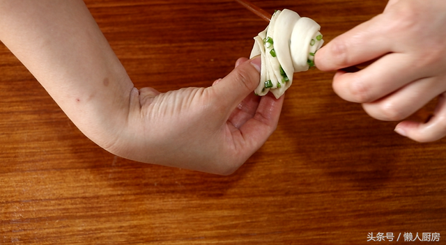 怎么做葱油花卷，葱香花卷怎么做最简单又好看（教你做好看又好吃的葱油花卷）