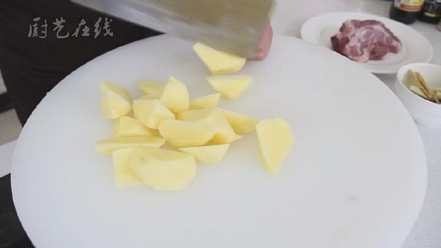 家常牛肉烧土豆的做法，牛肉烧土豆简单做法（教你在家做出烂而不糊的土豆烧牛肉）