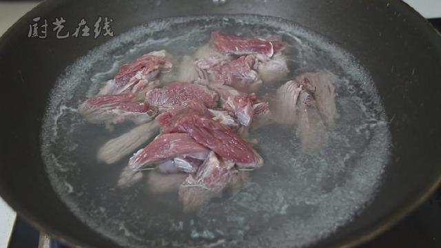 家常牛肉烧土豆的做法，牛肉烧土豆简单做法（教你在家做出烂而不糊的土豆烧牛肉）