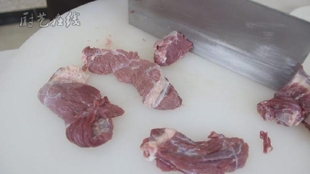 家常牛肉烧土豆的做法，牛肉烧土豆简单做法（教你在家做出烂而不糊的土豆烧牛肉）