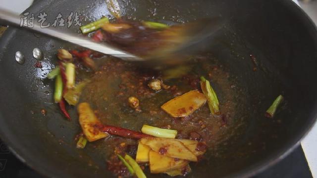 家常牛肉烧土豆的做法，牛肉烧土豆简单做法（教你在家做出烂而不糊的土豆烧牛肉）