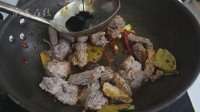 家常牛肉烧土豆的做法，牛肉烧土豆简单做法（教你在家做出烂而不糊的土豆烧牛肉）