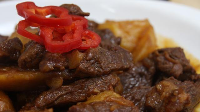 家常牛肉烧土豆的做法，牛肉烧土豆简单做法（教你在家做出烂而不糊的土豆烧牛肉）