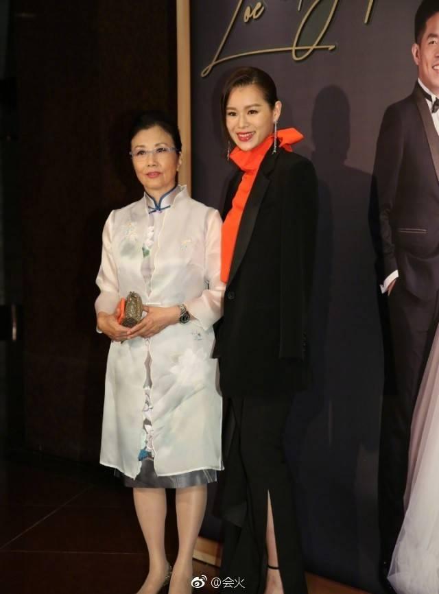 薛家燕的媳妇个人资料,薛家燕儿媳(媳妇一身金首饰好风光)