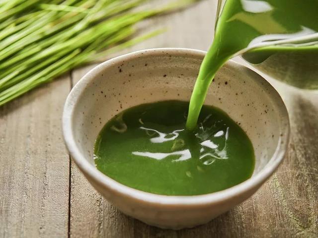 青汁什么时候喝最好，青汁什么时候喝最好?饭前喝还是饭后喝好（你需要一杯青汁，过年必备）