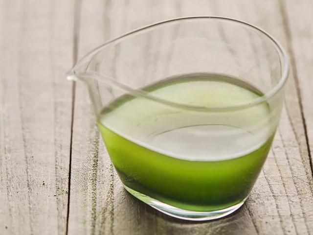 青汁什么时候喝最好，青汁什么时候喝最好?饭前喝还是饭后喝好（你需要一杯青汁，过年必备）