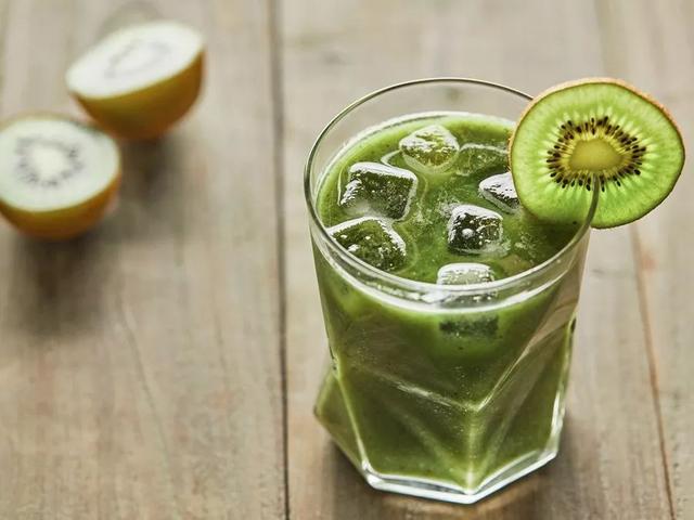 青汁什么时候喝最好，青汁什么时候喝最好?饭前喝还是饭后喝好（你需要一杯青汁，过年必备）