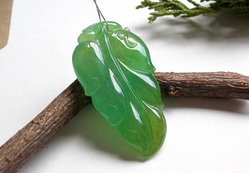 翡翠叶子的寓意，翡翠挂件树叶是啥意思（一片翡翠叶子，八种美好寓意）