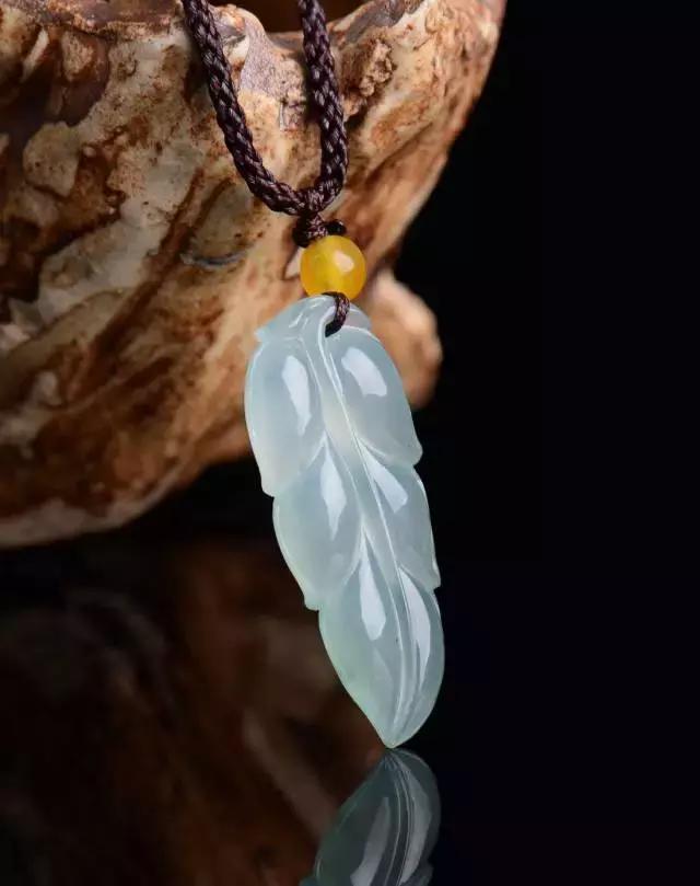 翡翠叶子的寓意，翡翠挂件树叶是啥意思（一片翡翠叶子，八种美好寓意）