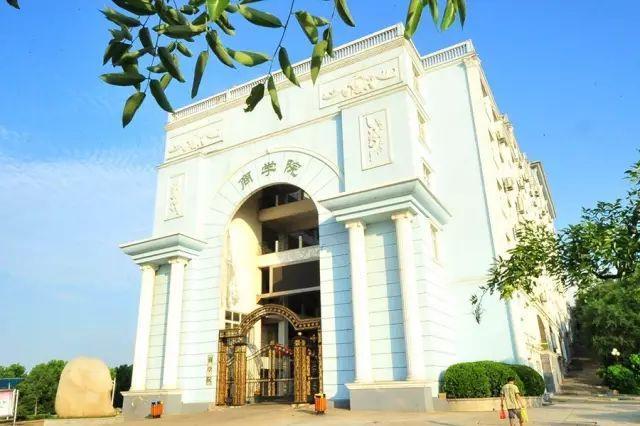 被称为“211高校之王”的武汉理工：为啥叫皇家理工，武汉理工大学三大王牌专业（在一座园林式校园上大学是什么体验）