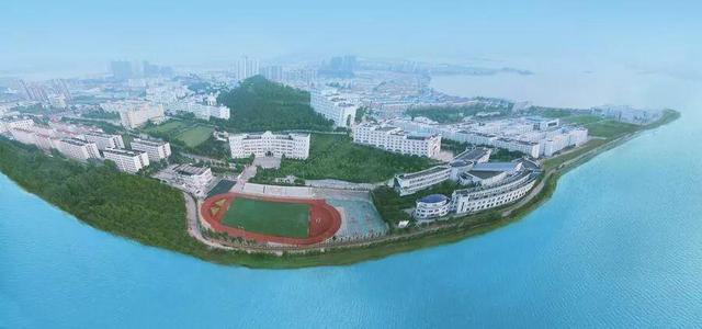 被称为“211高校之王”的武汉理工：为啥叫皇家理工，武汉理工大学三大王牌专业（在一座园林式校园上大学是什么体验）