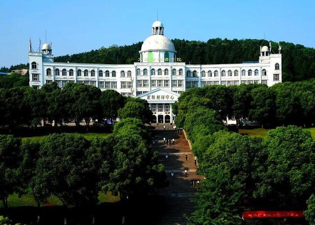 被称为“211高校之王”的武汉理工：为啥叫皇家理工，武汉理工大学三大王牌专业（在一座园林式校园上大学是什么体验）