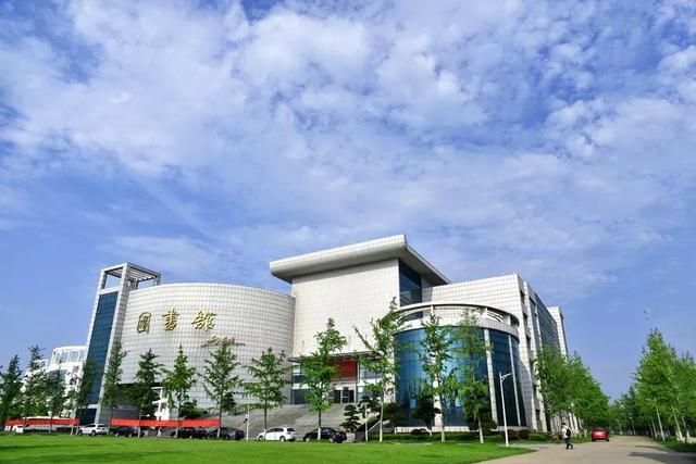 被称为“211高校之王”的武汉理工：为啥叫皇家理工，武汉理工大学三大王牌专业（在一座园林式校园上大学是什么体验）