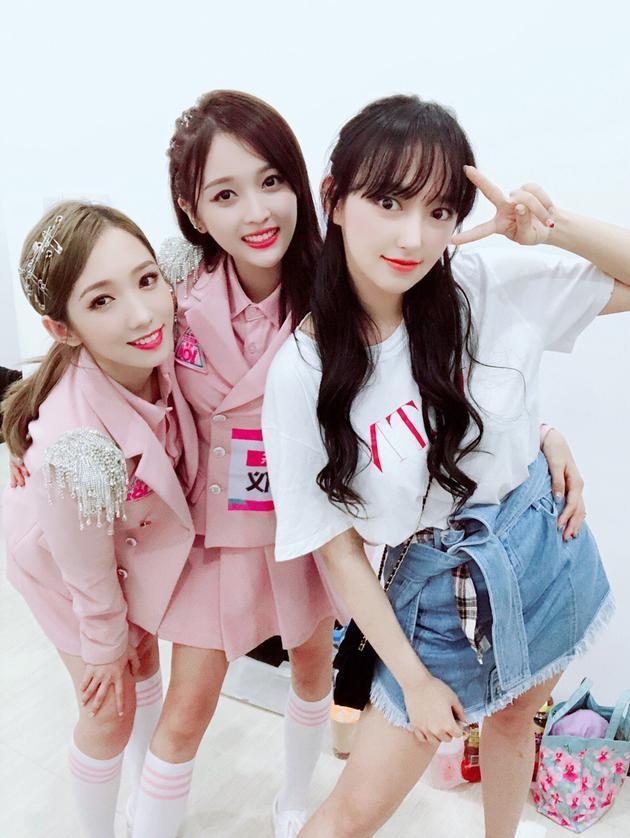 火箭少女♡杨超越♡孟美岐♡吴宣仪♡赖美云/二转，微信头像，火箭少女♡杨超越♡孟美岐♡吴宣仪♡赖美云/二转（创造101“火箭少女”成团后亮相机场）