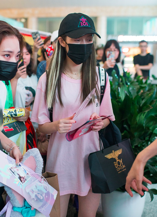 火箭少女♡杨超越♡孟美岐♡吴宣仪♡赖美云/二转，微信头像，火箭少女♡杨超越♡孟美岐♡吴宣仪♡赖美云/二转（创造101“火箭少女”成团后亮相机场）