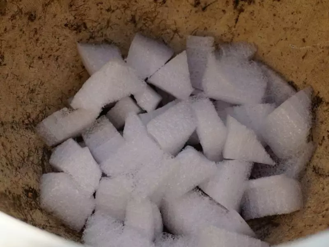 荔枝皮是什么材质，荔枝纹皮是什么皮（吃完的荔枝壳别扔）