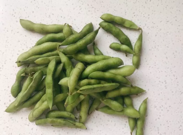 荔枝皮是什么材质，荔枝纹皮是什么皮（吃完的荔枝壳别扔）