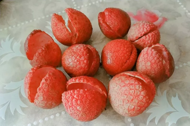 荔枝皮是什么材质，荔枝纹皮是什么皮（吃完的荔枝壳别扔）