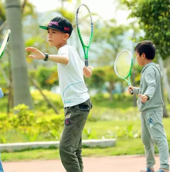网球手是什么意思，网球手是什么意思（从给孩子一个网球开始）
