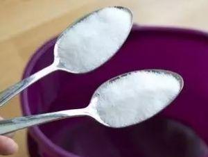 用盐水洗头的危害，经常用盐水洗头的危害（竟然有这种奇效）