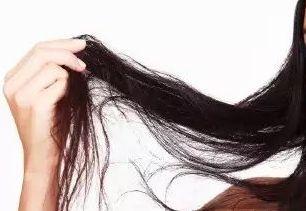 用盐水洗头的危害，经常用盐水洗头的危害（竟然有这种奇效）