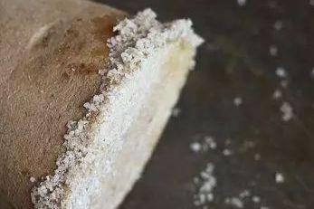 用盐水洗头的危害，经常用盐水洗头的危害（竟然有这种奇效）