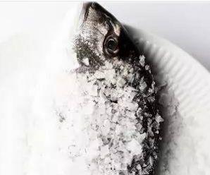 用盐水洗头的危害，经常用盐水洗头的危害（竟然有这种奇效）