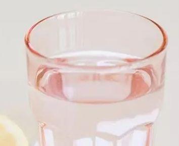 用盐水洗头的危害，经常用盐水洗头的危害（竟然有这种奇效）