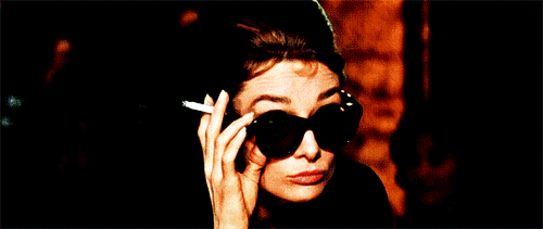 夏天戴墨镜,可以保护眼睛,还能防嗮,防止眼部皱纹和晒斑.