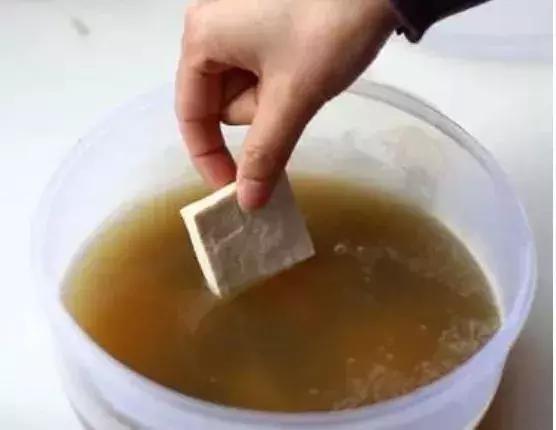 臭豆腐里面真的有屎吗，臭豆腐真的用屎了吗（臭豆腐配料表真的有屎吗）
