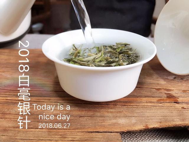金骏眉多少度水泡，金骏眉适合用多少度水泡（金骏眉和白毫银针用85℃水温）