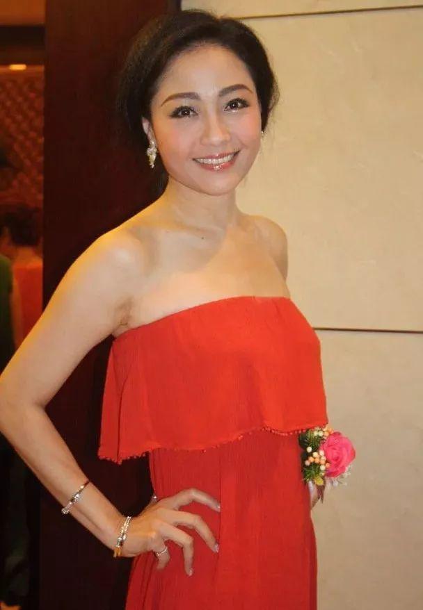 日前,杨玉梅就以一身露膊的晚装出席电影展活动,最近她就为tvb新剧