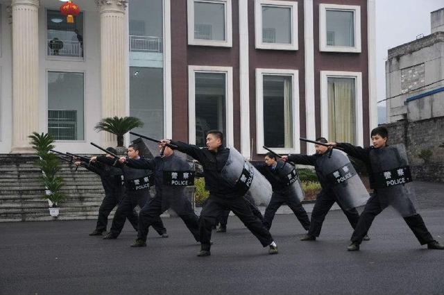 电击器防身合法吗，个人买防身电棍违法吗（《警察法》早有明令，快来看看）