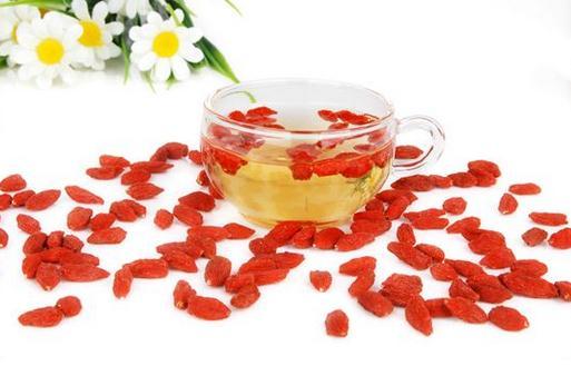 枸杞泡水喝有什么好处，男人喝枸杞水能提高性功能吗（每天喝“枸杞泡水”）