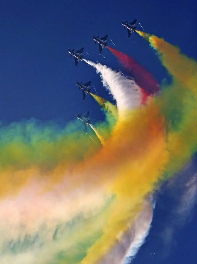 报考飞行员条件，报考飞行员需要哪些条件（满足这些条件都能报名）