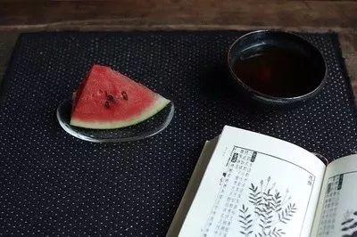 夏天吃西瓜的美句，夏天吃西瓜的句子（尝一口诗词里的西瓜）