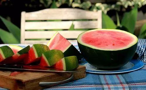 夏天吃西瓜的美句，夏天吃西瓜的句子（尝一口诗词里的西瓜）