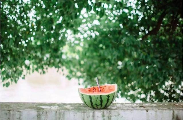 夏天吃西瓜的美句，夏天吃西瓜的句子（尝一口诗词里的西瓜）