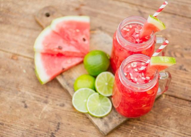 夏天吃西瓜的美句，夏天吃西瓜的句子（尝一口诗词里的西瓜）