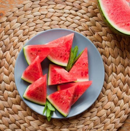 夏天吃西瓜的美句，夏天吃西瓜的句子（尝一口诗词里的西瓜）