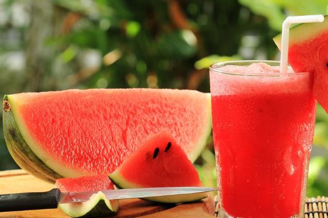 夏天吃西瓜的美句，夏天吃西瓜的句子（尝一口诗词里的西瓜）