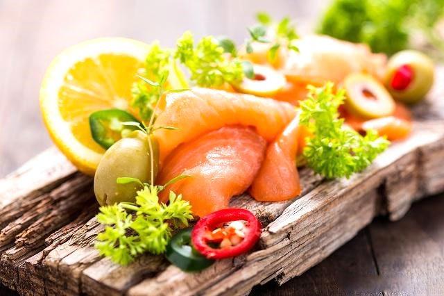 西餐的上菜顺序一般讲究什么，西餐的上菜顺序一般讲究什么意思（你知道西餐是按什么顺序上菜的吗）