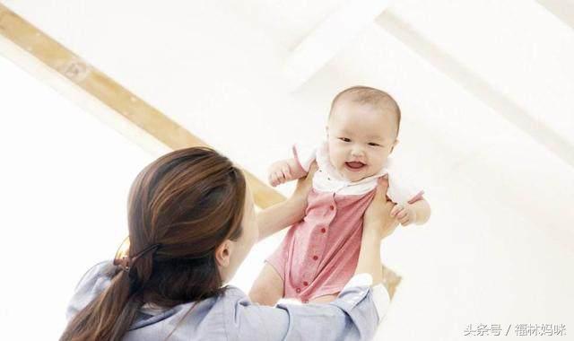 新生儿吃完奶打嗝的处理方法，新生儿吃奶过后打嗝怎么办（让宝宝在喝完奶打嗝时）