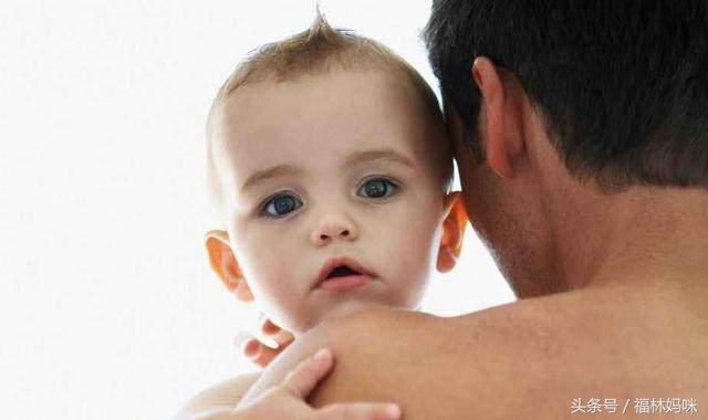 新生儿吃完奶打嗝的处理方法，新生儿吃奶过后打嗝怎么办（让宝宝在喝完奶打嗝时）