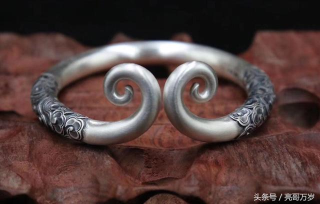 银手镯变黑是什么原因，银手镯戴的发黑是什么原因（为什么银手镯没怎么戴过就变黑了呢）