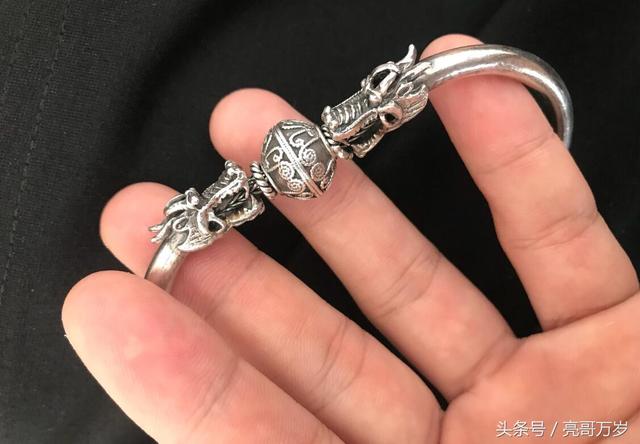 银手镯变黑是什么原因，银手镯戴的发黑是什么原因（为什么银手镯没怎么戴过就变黑了呢）