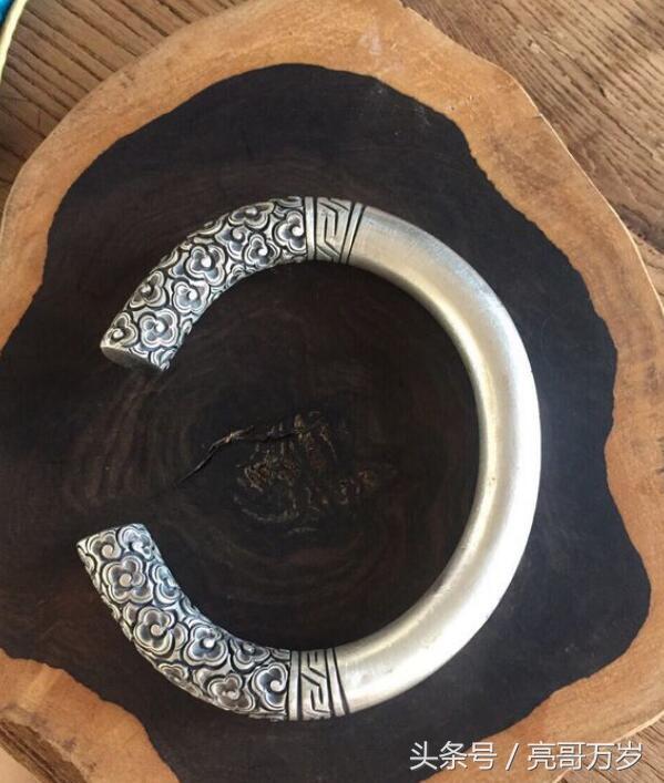 银手镯变黑是什么原因，银手镯戴的发黑是什么原因（为什么银手镯没怎么戴过就变黑了呢）