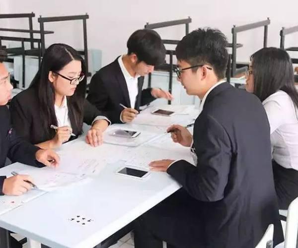 什么牛不吃草，小伙害羞地回答了两个字