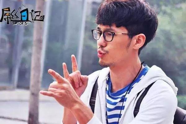 鳇呔子是什么梗，这枚最显老的90后小鲜肉