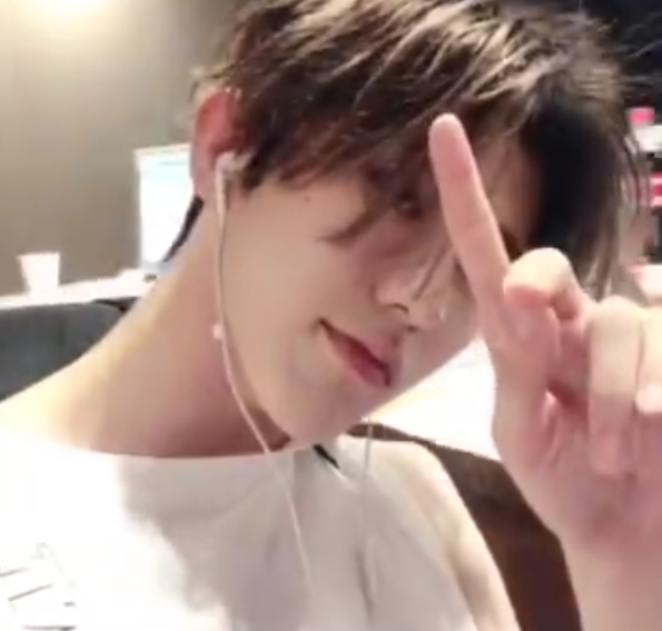 ikun是谁，你是ikun吗是什么意思（蔡徐坤录视频嘟嘴卖萌）